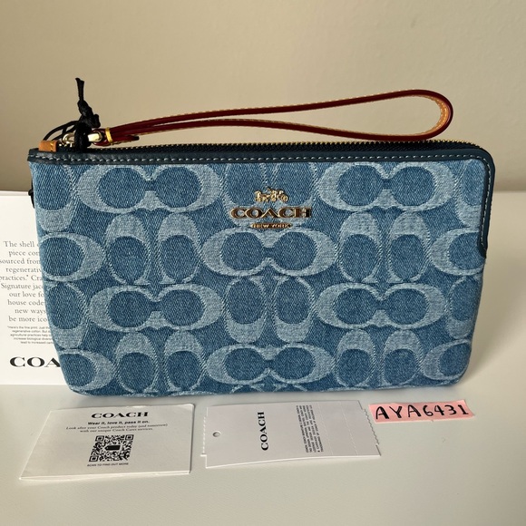 Coach Large Corner Zip Wristlet Signature Denim🎈🎈